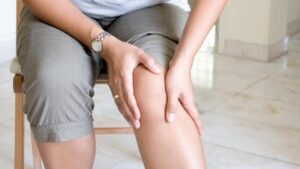 Đau khớp gối có nên đi bộ không? Cách chữa đau khớp gối tại nhà