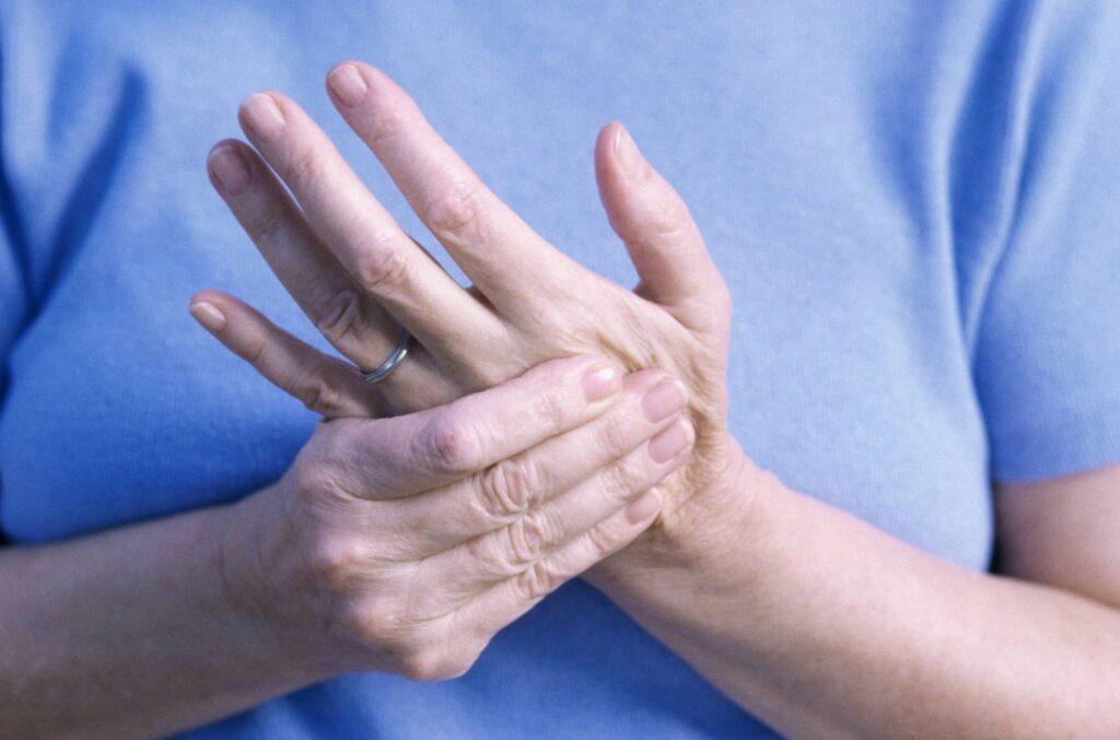 Nguyên nhân gây đau khớp ngón tay là gì?