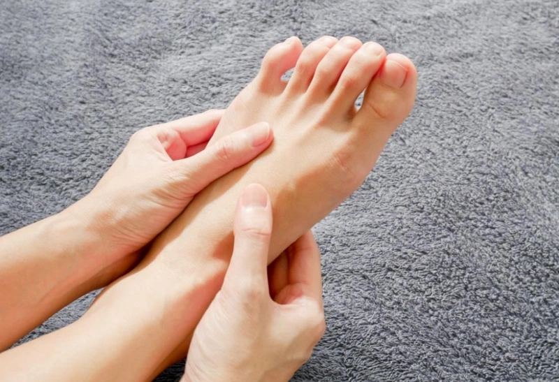 Triệu chứng của bệnh tê tay chân 